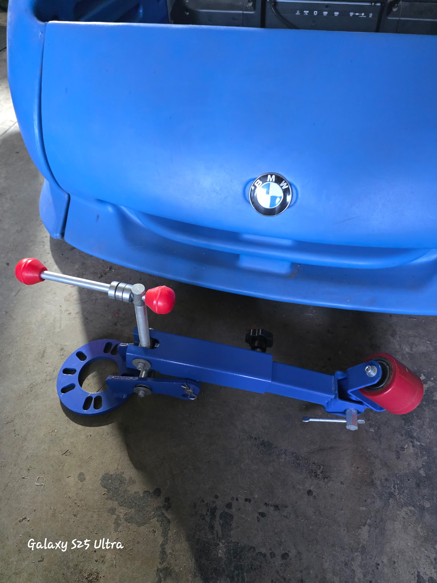 Alignment gauge set up on a wheel hub